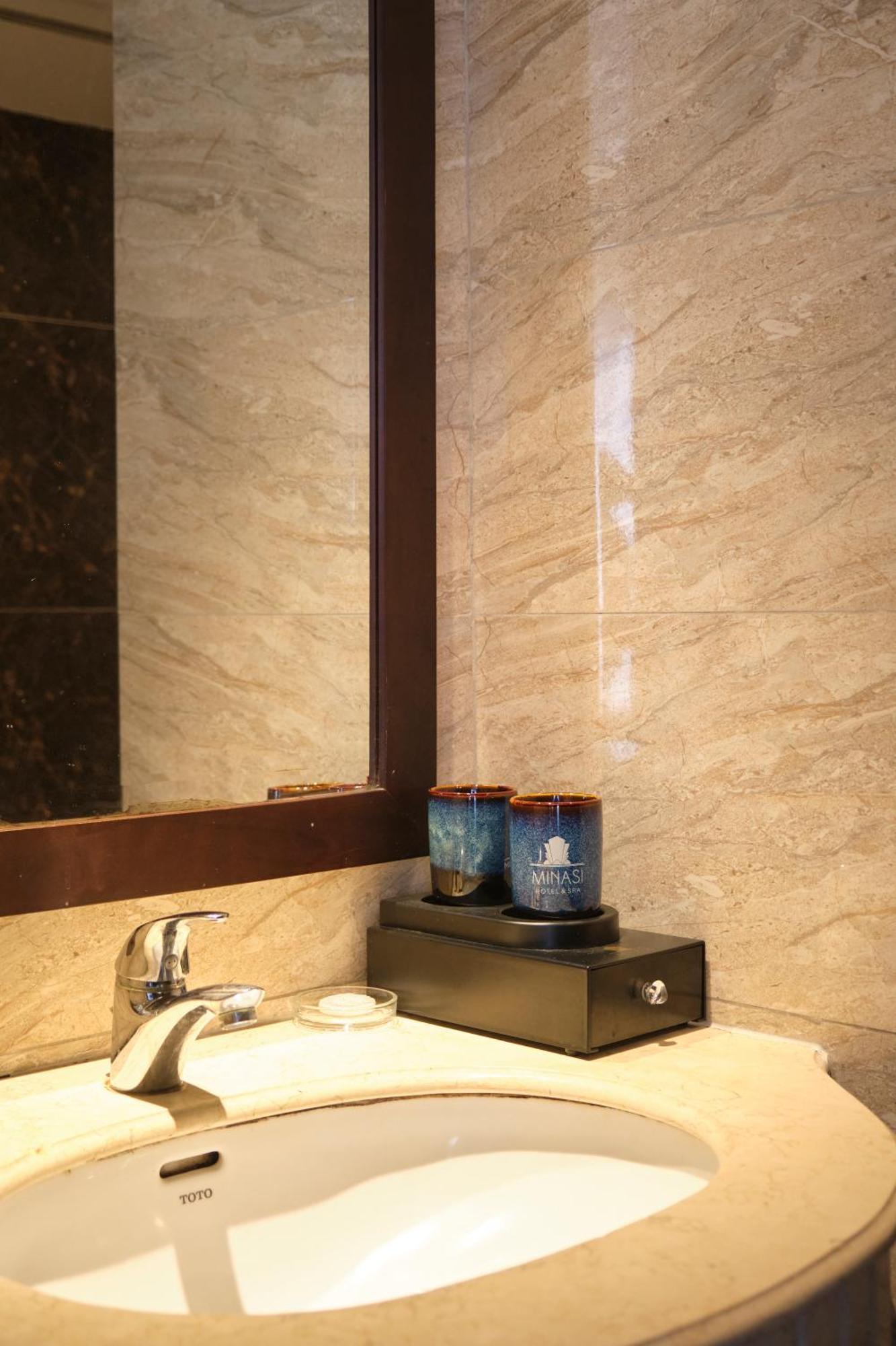 Minasi Premium Hotel Hanoi Exteriör bild